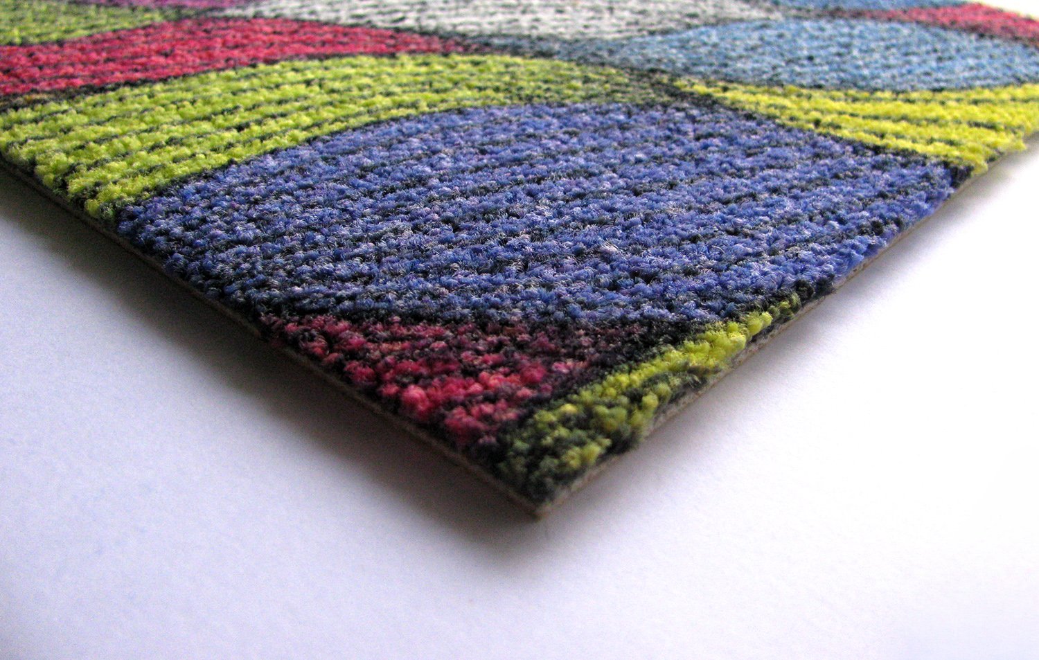 Printed frisée fitted carpet — corner detail